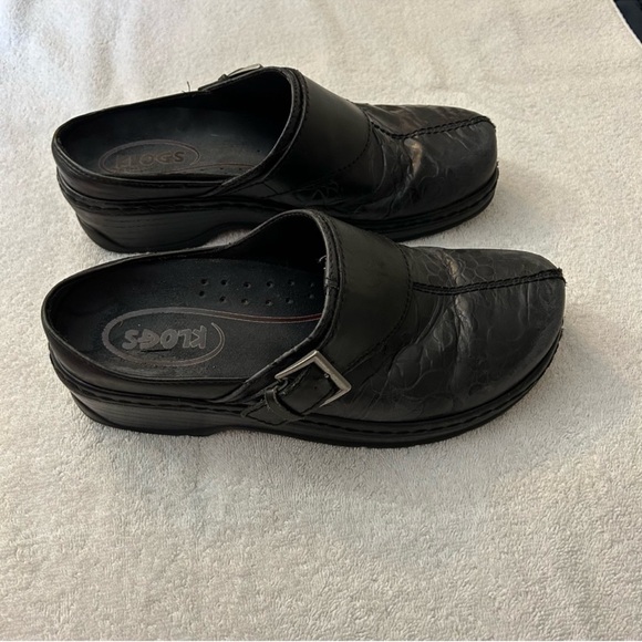 Klogs Women's Black Patterned Slip-On Clogs - Picture 4 of 8